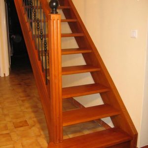 07-07 Escalier en bois 1/4 tournant en chêne rampe et garde corps en fer forgé