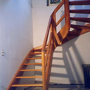 09-16 Escalier courbe, limon galbé, poteau noyau débillardé.