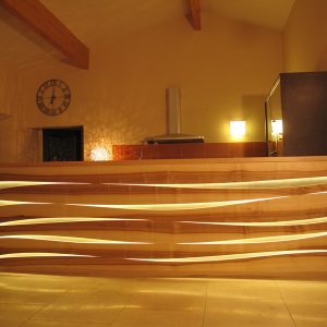 12-17 Bar de cuisine design, en frêne avec led intégré, lame en vague et plexiglas dépolie.