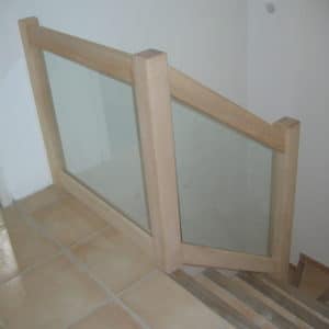 09-11 Rampe en verre sur escalier en béton carrelé