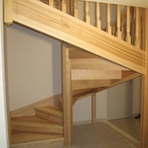 11-02 Escalier colimaçon carré, balustre tourné, poteau hexagonal.