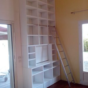 14-08 Agencement bibliothèque en medium laqué