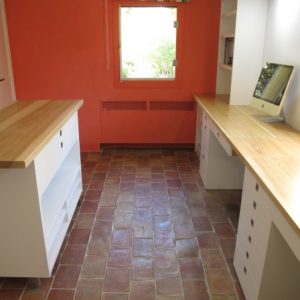 14-10 Agencement bureau en medium laqué et plan de travail en frêne vernis