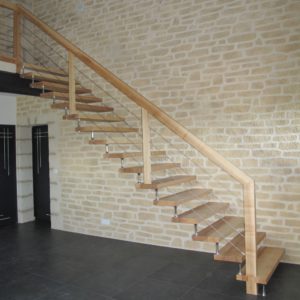 16-06 Escalier moderne suspendu, rampe câble inox