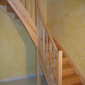 Escalier 1/4 tournant traditionnel avec contre marche et barreau tourné