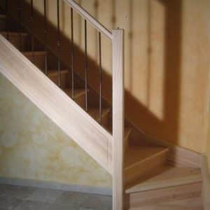 08-09 Escalier bois traditionnel avec contre marche un quart tournant