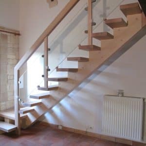 14-13 Escalier sur limon central avec palier