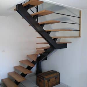 22-01 Escalier limon central métallique